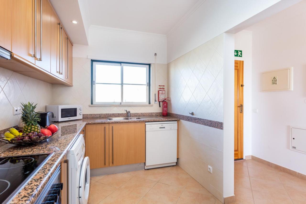 Lovely 2 Bedroom Apartment Including Pool, Stunning Ocean Views & Beach Closeby Praia Da Luz Exterior photo